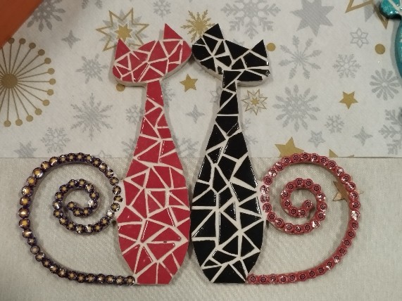 2 chats en mosaïque rouge et noir