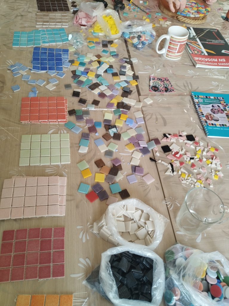 image représentant des émaux de mosaïque sur une table