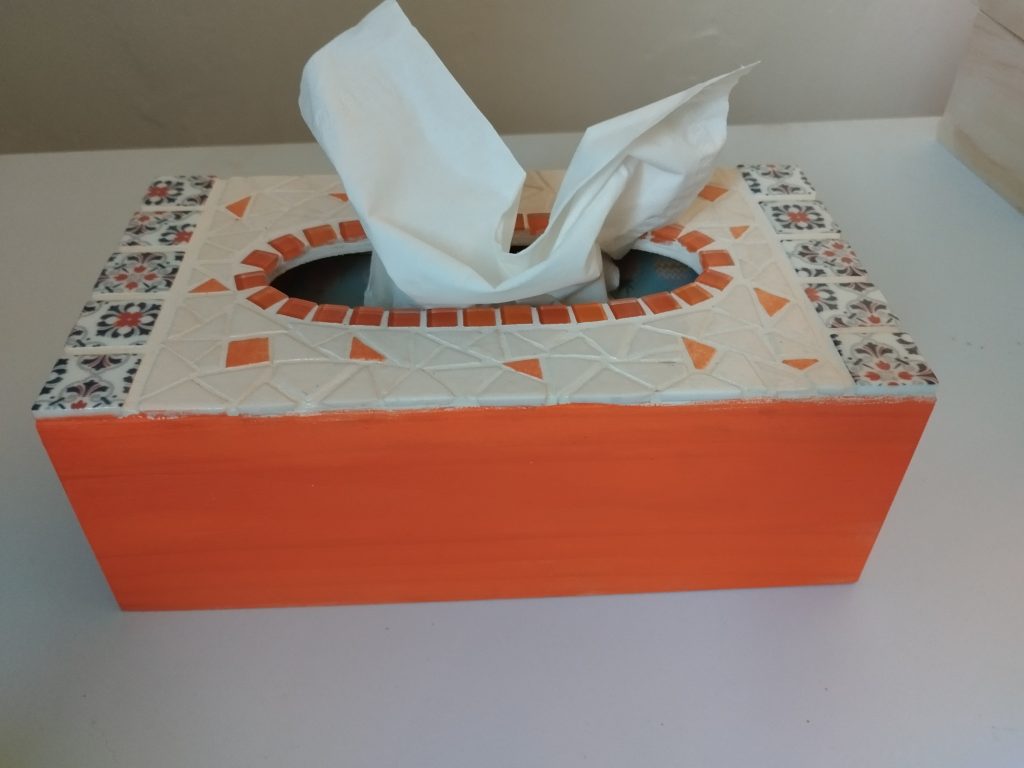 boite à mouchoirs réalisée en mosaïque