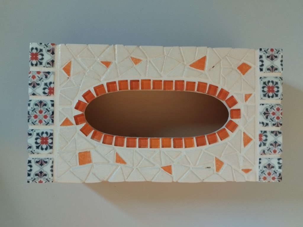 boite à mouchoirs réalisée en mosaïque