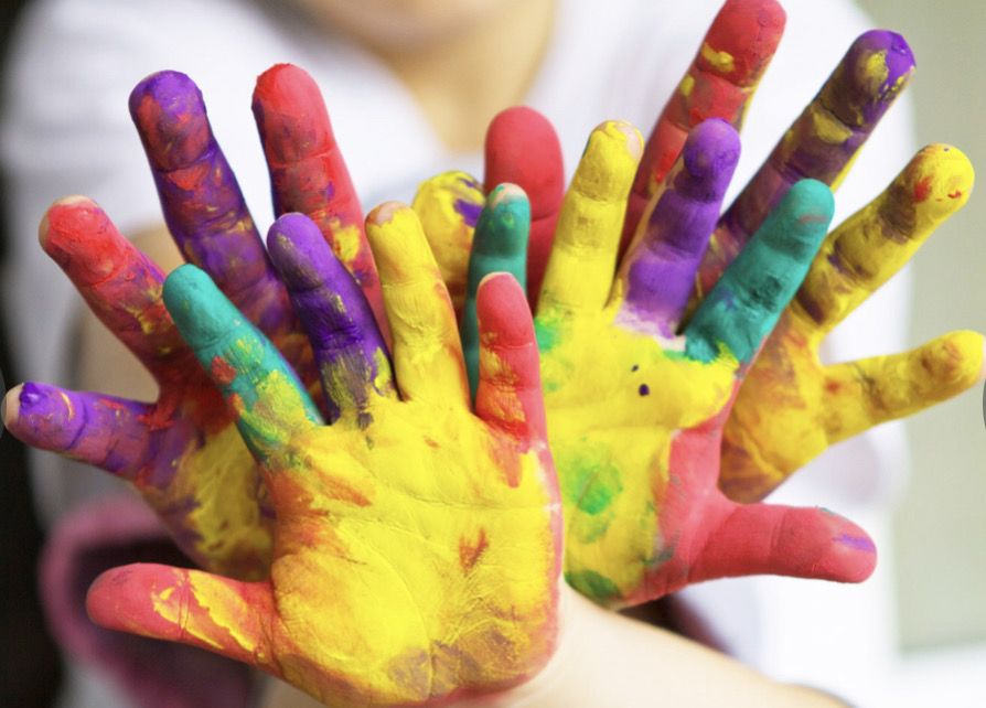 image représentant des mains d'enfants recouvertes de peinture