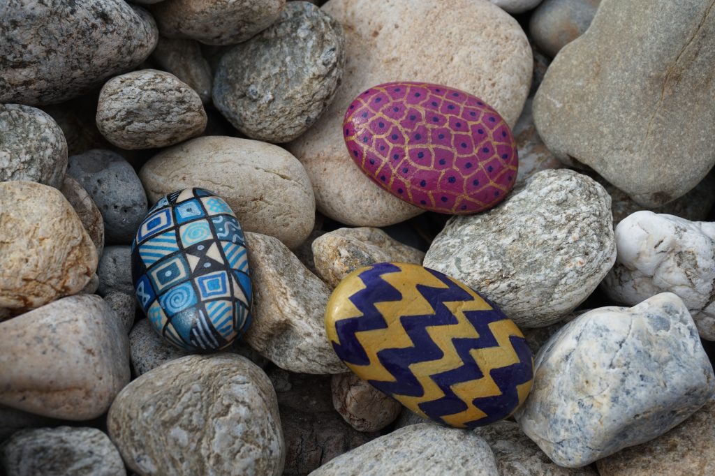 3 galets peints avec motifs abstraits