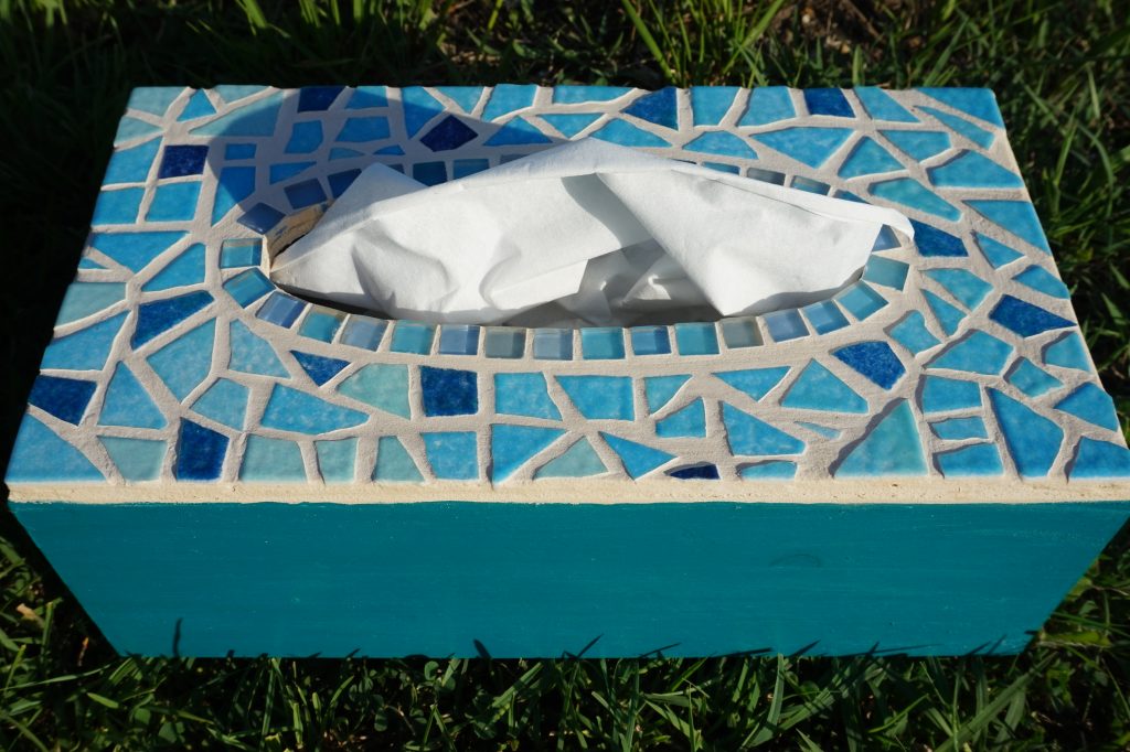 boite à mouchoirs réalisée en mosaïque