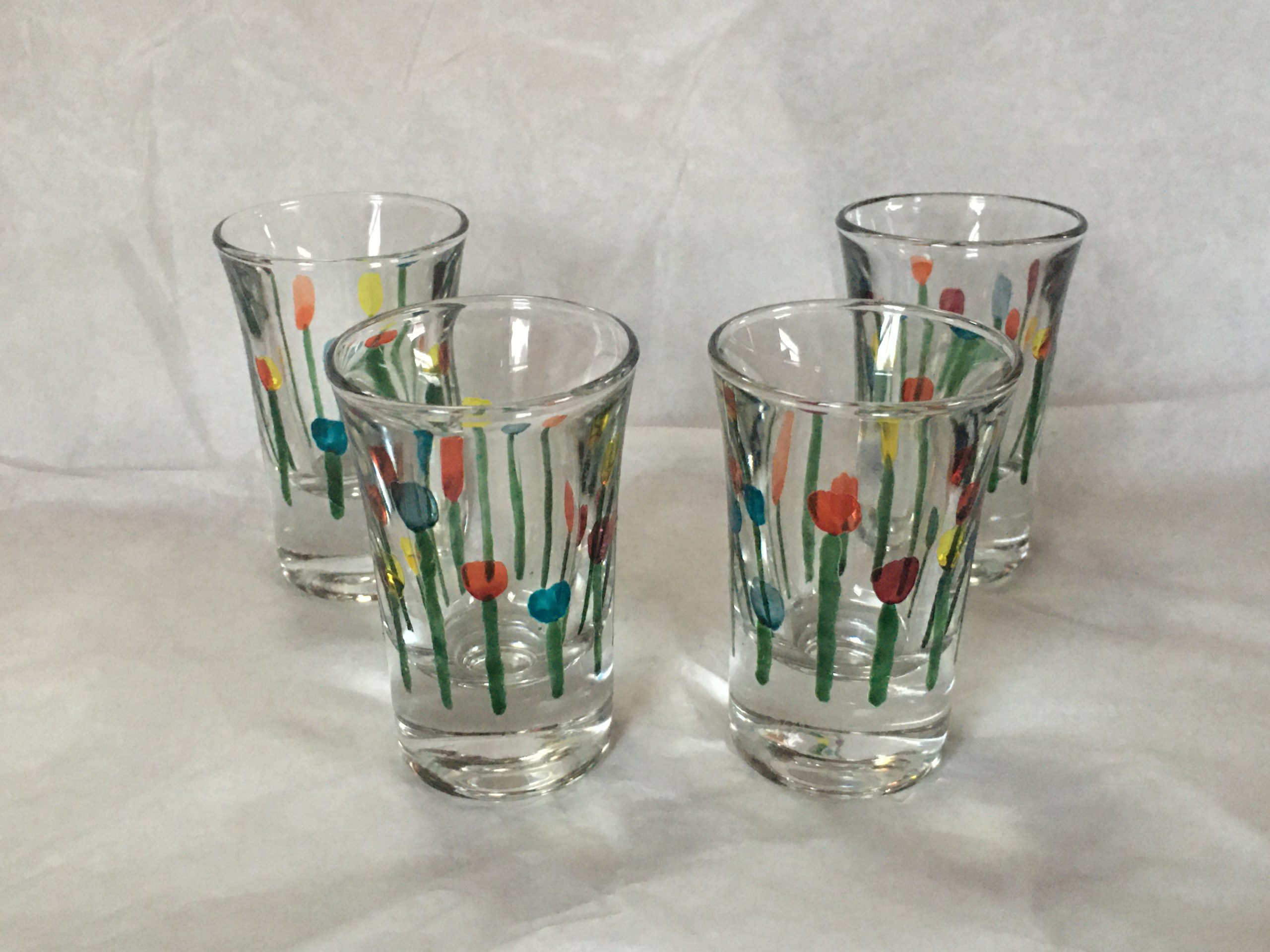 verres peints avec des fleurs
