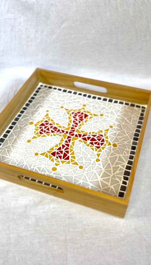 plateau en mosaïque avec une croix occitane 