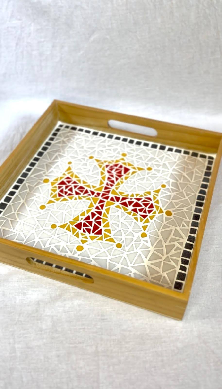 plateau en mosaïque avec une croix occitane