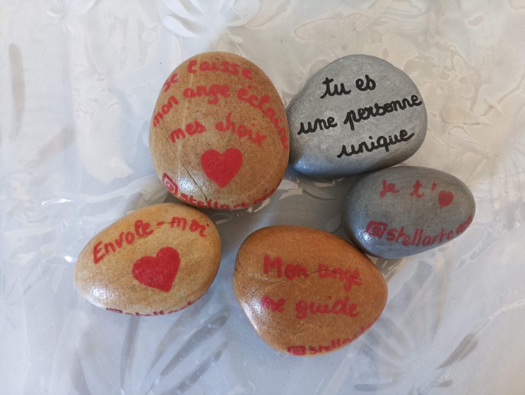 mot doux peints au dos de galets