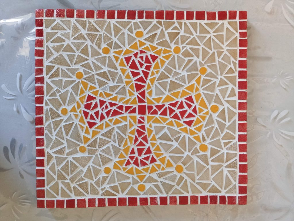 croix occitane réalisée en mosaïque