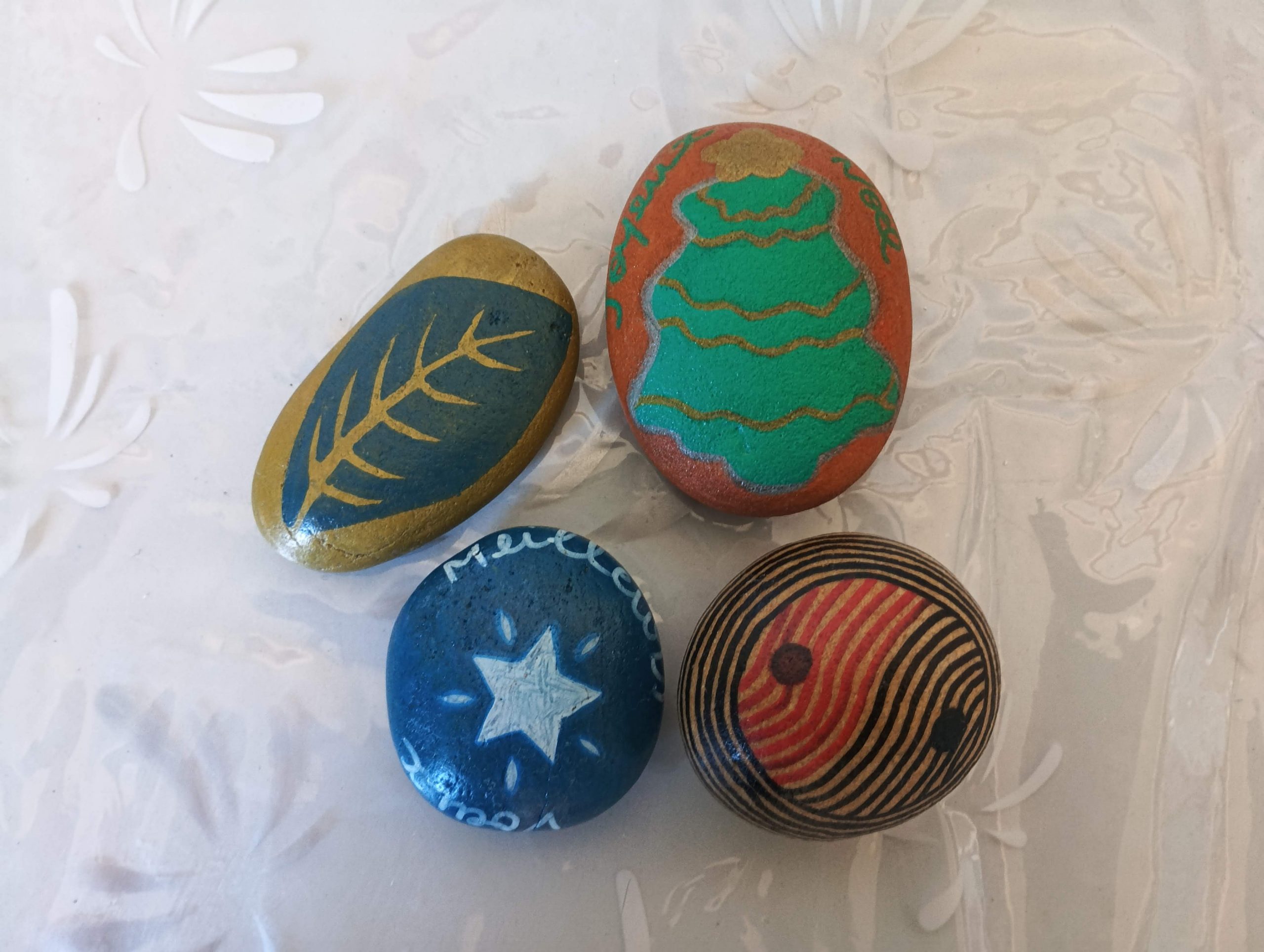 galets peints avec des motifs de noël