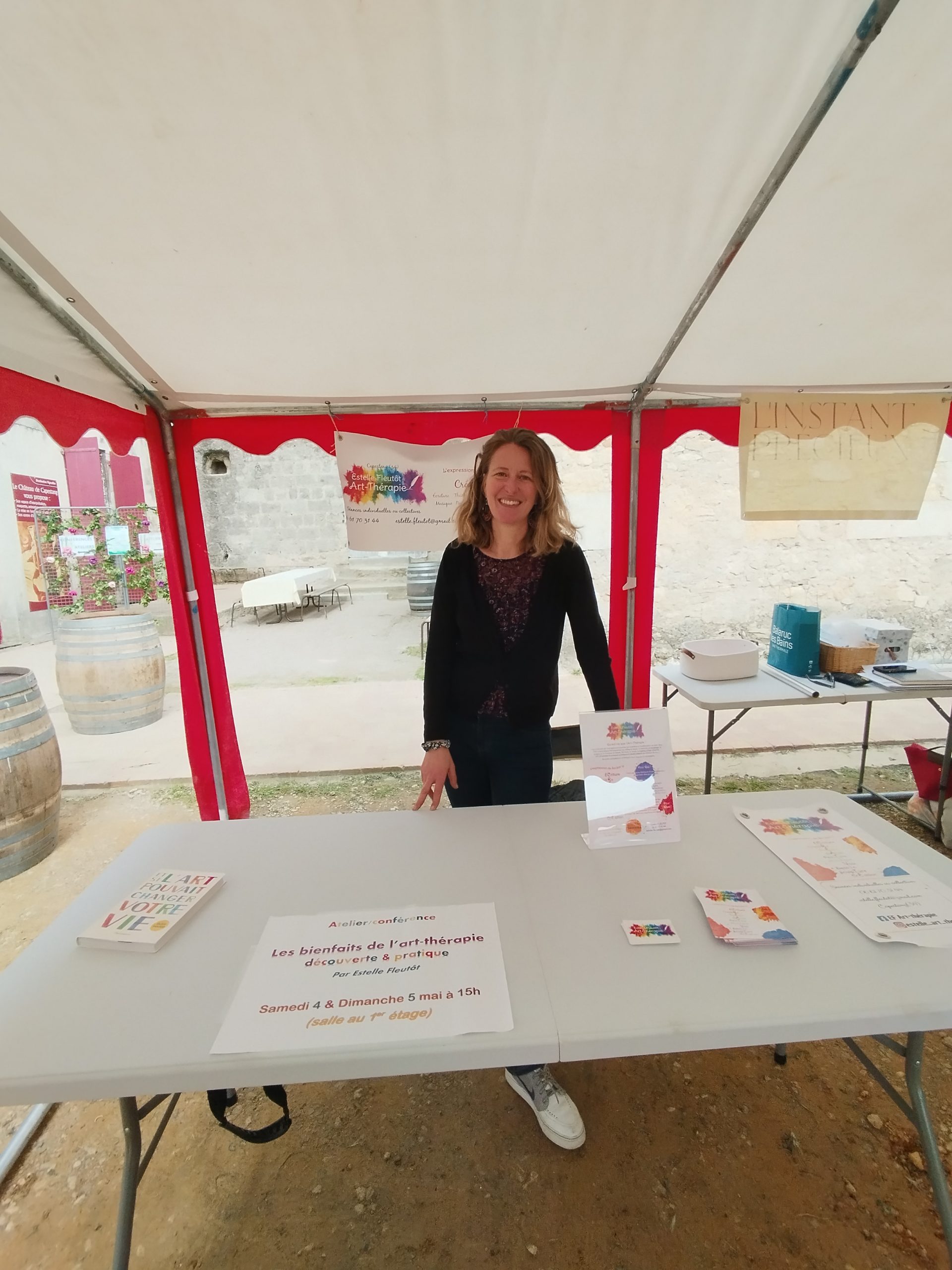 Estelle devant son stand au salon du bien être