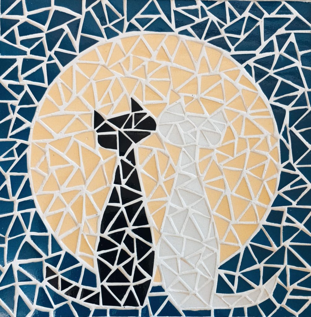 création en mosaïque chat noir chat blanc avec en fond un cercle jaune et un fond bleu