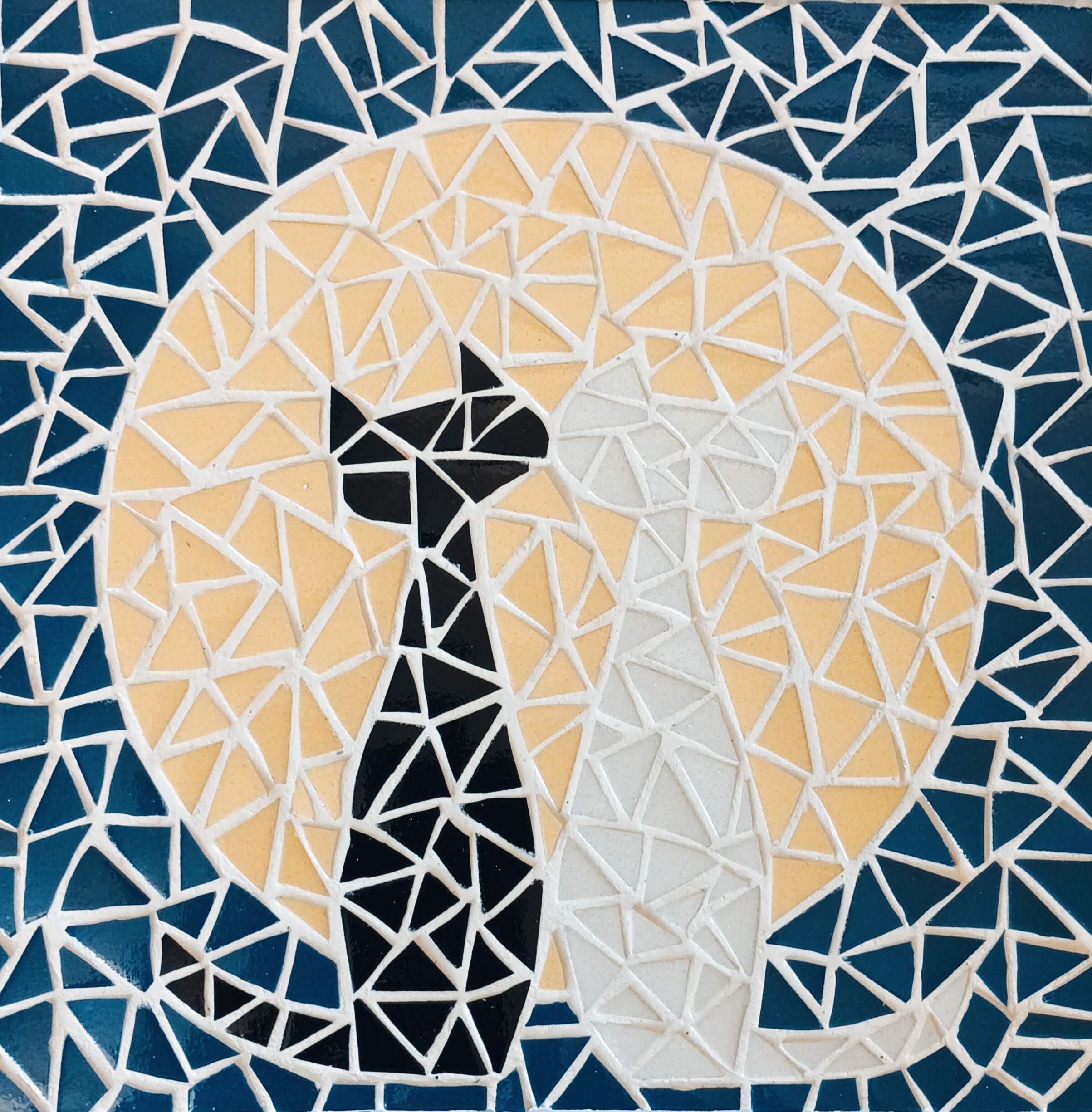 chat noir et chat blanc au clair de lune sur fond bleu en mosaïque
