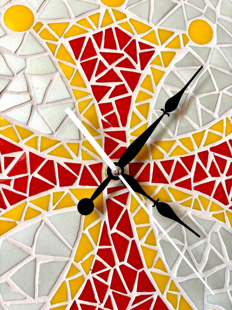 horloge en forme de croix occitane
