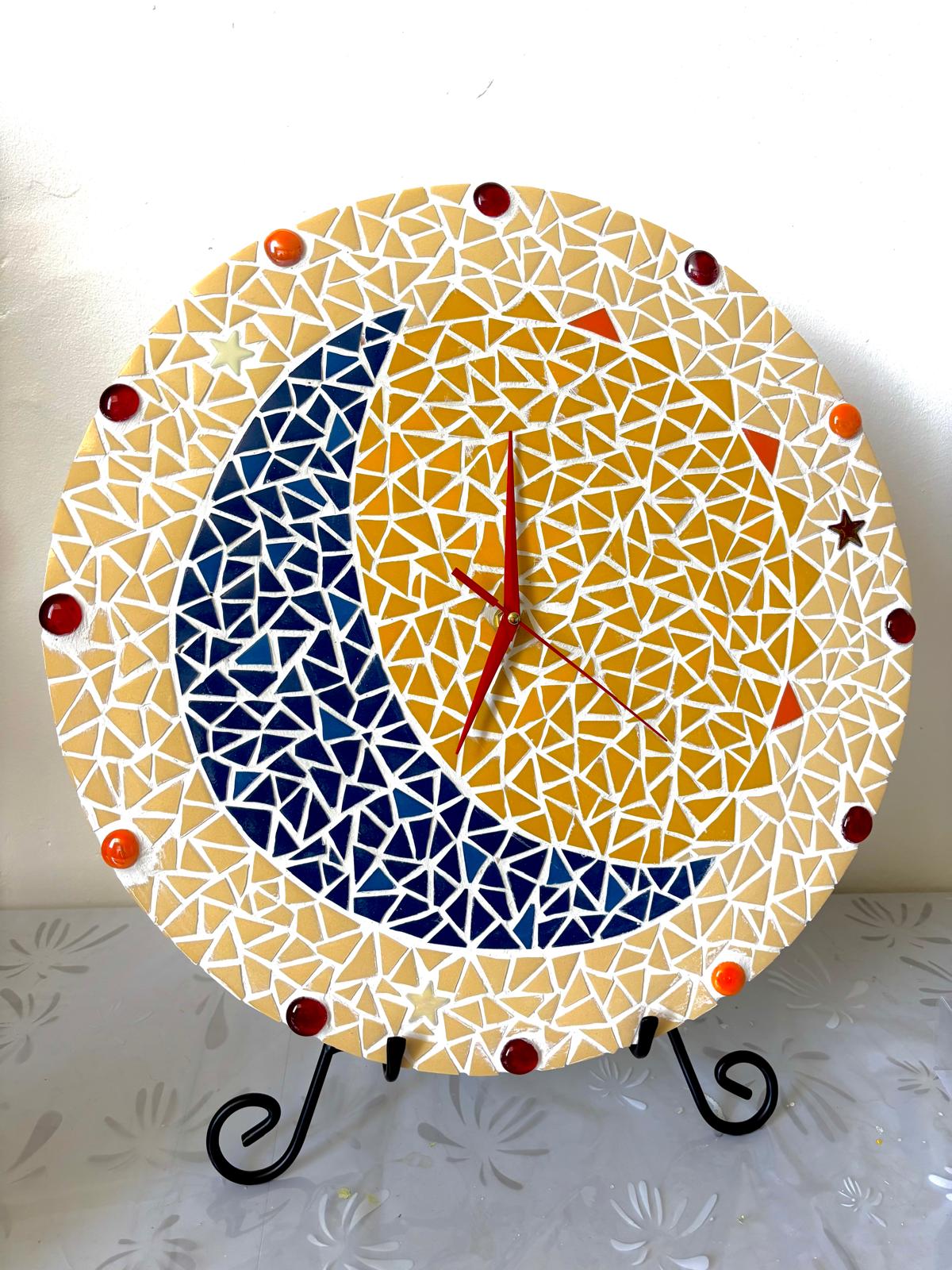 horloge avec une lune et un soleil en mosaïque